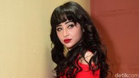 Lewat dress tersebut tampak lekuk tubuh pedangdut berusia 31 tahun itu. Pool/Noel/detikFoto.