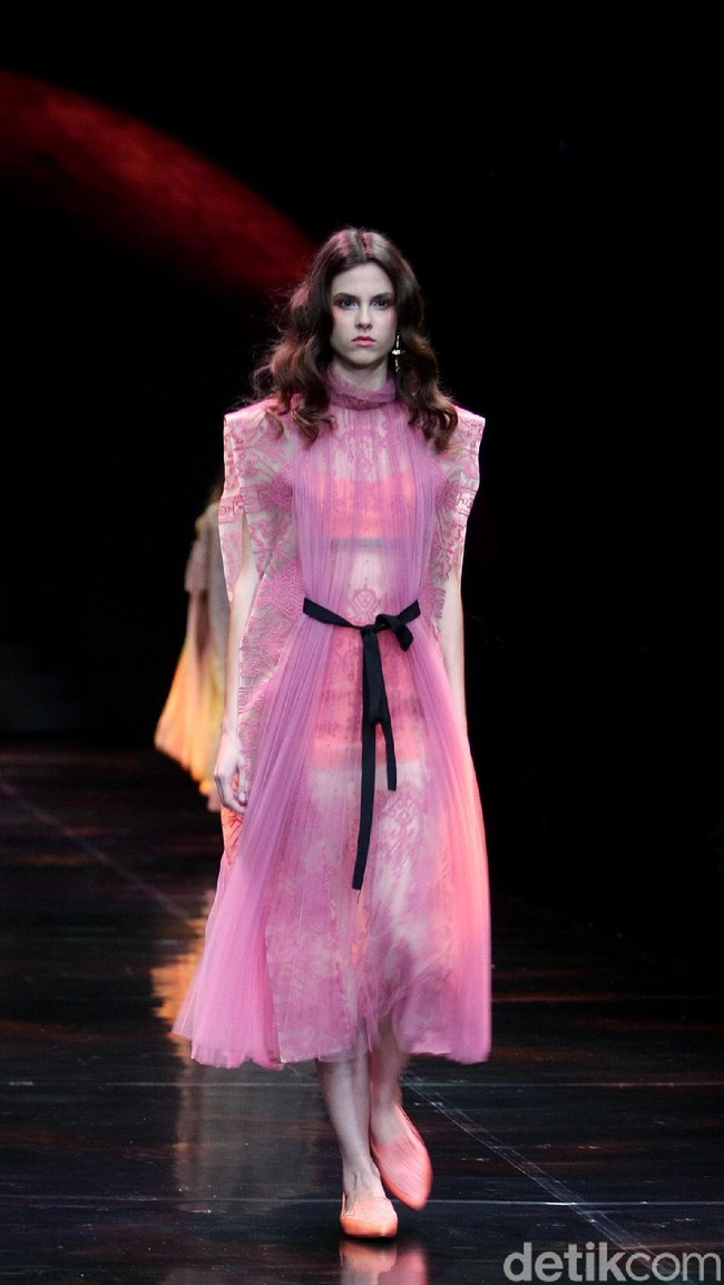 Sapto Djojokartiko menampilkan koleksi terbarunya dengan label Todjo di LAKME Trend Gala, Ballroom Rizt Calton Pasific Place, Jakarta. Rabu, 18/10/2017. [Foto: Mohammad Abduh/Wolipop]