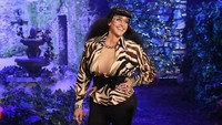 Ellen Degerenes tak pernah gagal membuat kita terpukau, seperti kostumnya tahun lalu yang meniru klan Kardashian. (Dok. Instagram/theellenshow)