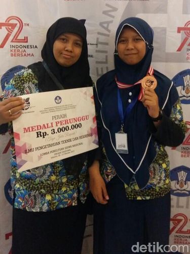 Dua Siswi SMPN 1 Sragen ini Bisa Bikin Telur Asin Hanya dalam 3 Jam