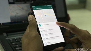 Tekan opsi Live Location di bagian atas. Foto: Adi Fida Rahman/detikINET