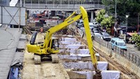 Penyempitan jalan yang disebebkan oleh pembangunan Underpass Matraman ini membuat jalan macet parah dijam-jam sibuk.