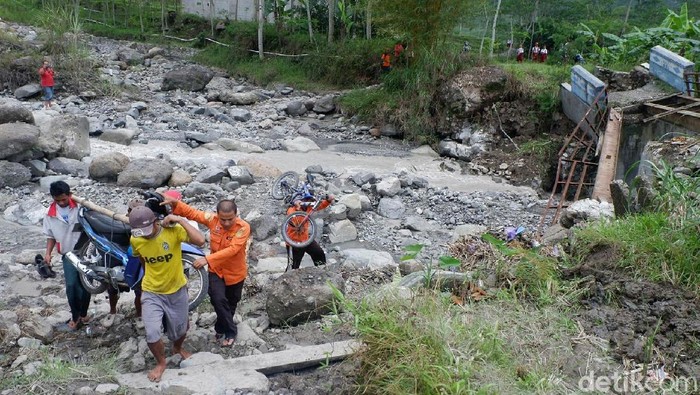 Jembatan Putus, 6 Ibu Hamil harus Mengungsi Saat Hujan