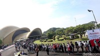 Antrean tersebut mengular sejauh 500 meter.