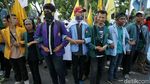 Massa Aksi 3 Tahun Jokowi-JK Injak-injak Kawat Berduri