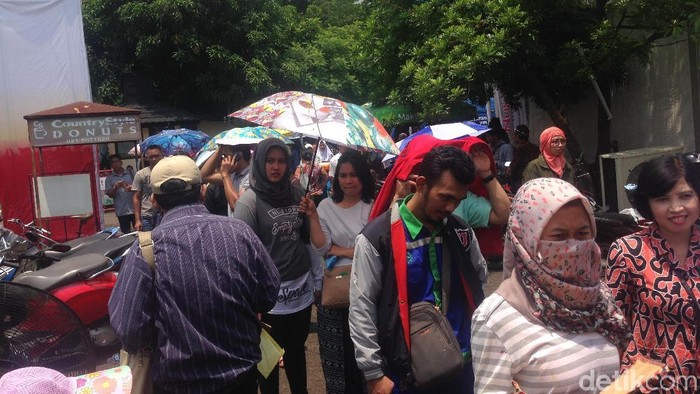 Berharap Segera Punya e-KTP, Warga Antre di Taman Mini