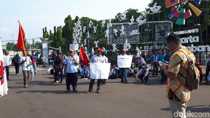 Massa Demo 3 Tahun Jokowi-JK Long March dari Patung Kuda