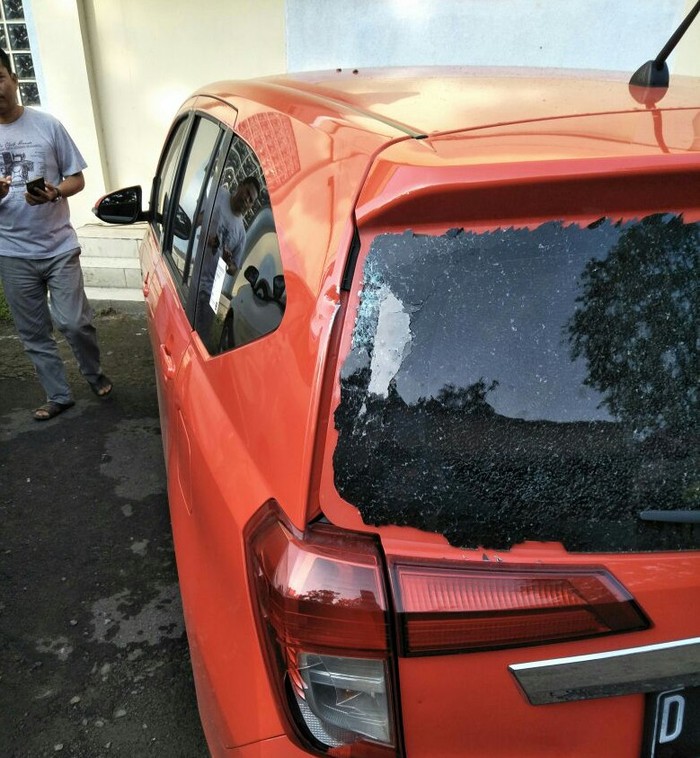 Sejumlah Orang Rusak Taksi Online di Bandung