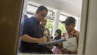 Seperti pada Jumat (20/10) hari ini, Anies yang tiba di Balai Kota disambut oleh warga Ibu Kota yang tengah melapor di posko pengaduan masyarakat yang berada di pelataran Pendopo Balai Kota. (Foto: ANTARA FOTO/Galih Pradipta)