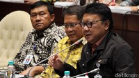 Rapat yang dihadiri oleh Menkominfo Rudiantara, Mendagri Tjahjo Kumolo, dan Menkumham Yasonna Laoly dimulai pukul 15.20 WIB.