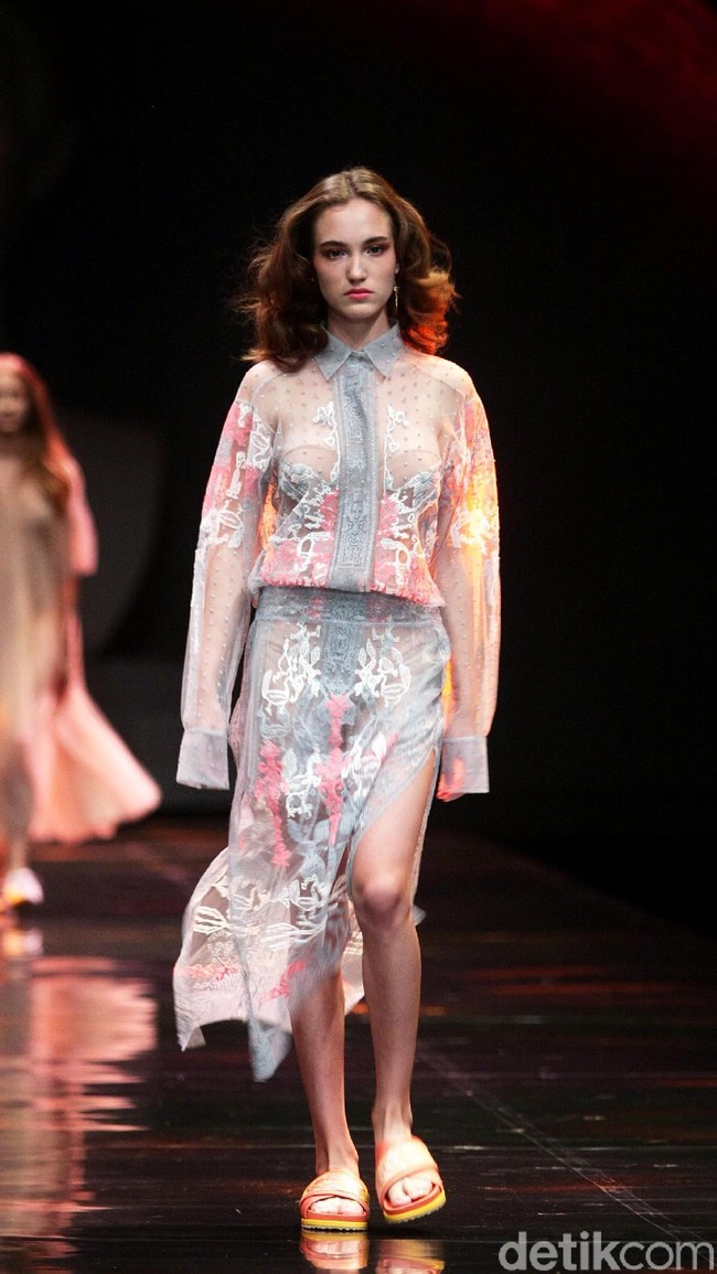 Sapto Djojokartiko menampilkan koleksi terbarunya dengan label Todjo di LAKME Trend Gala, Ballroom Rizt Calton Pasific Place, Jakarta. Rabu, 18/10/2017. [Foto: Mohammad Abduh/Wolipop]