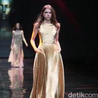 Sapto Djojokartiko menampilkan koleksi terbarunya dengan label Todjo di LAKME Trend Gala, Ballroom Rizt Calton Pasific Place, Jakarta. Rabu, 18/10/2017. [Foto: Mohammad Abduh/Wolipop]