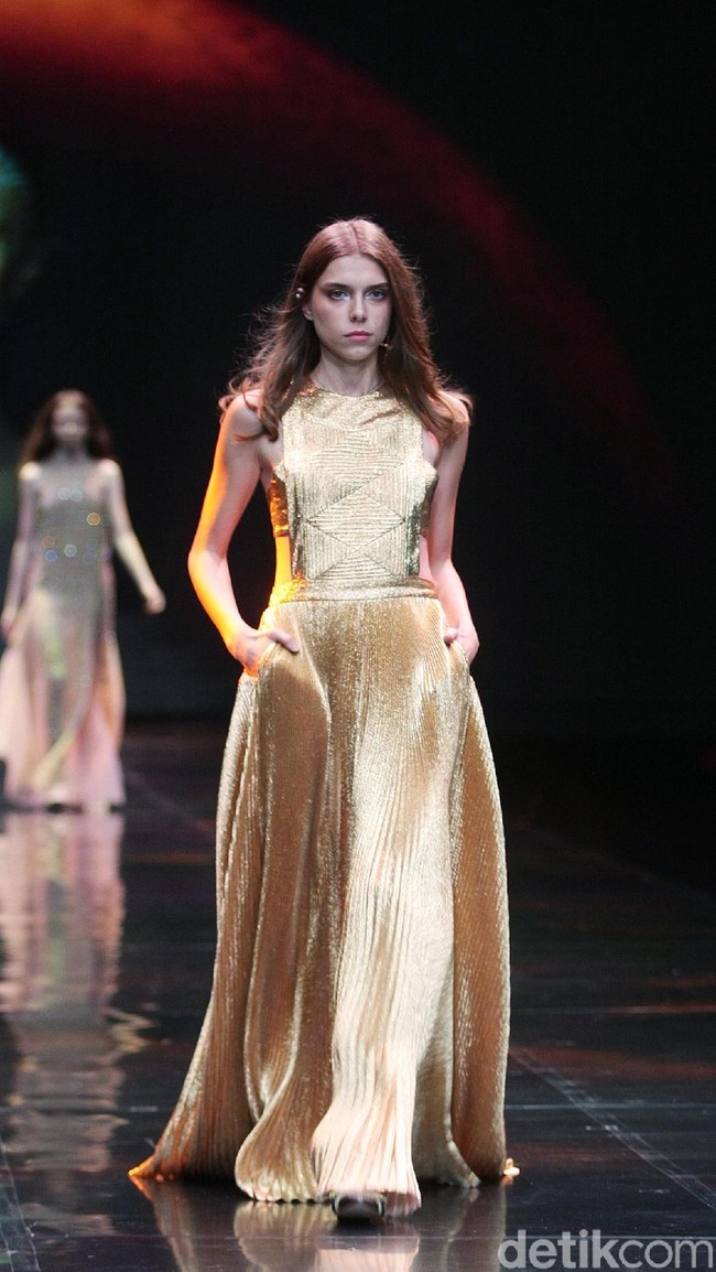 Sapto Djojokartiko menampilkan koleksi terbarunya dengan label Todjo di LAKME Trend Gala, Ballroom Rizt Calton Pasific Place, Jakarta. Rabu, 18/10/2017. [Foto: Mohammad Abduh/Wolipop]