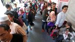 Ratusan Warga Antre Bikin e-KTP di TMII