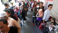 Mereka ada yang membawa anak-anak bahkan bayi.