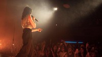 Seperti ini gaya Dua Lipa dulu saat tampil di atas panggung. Foto: Twitter Dua Lipa