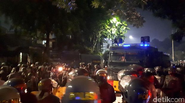  Jelang Tengah Malam, Mahasiswa Masih Bertahan di Depan Istana