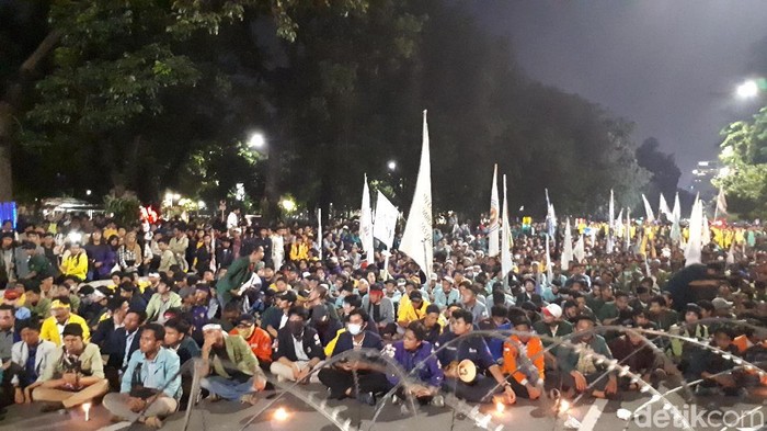 Lewati Batas Waktu, Mahasiswa Masih Bertahan di Depan Istana