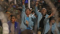 Polisi telah mengimbau agar massa membubarkan diri karena sudah melewati batas waktu. Massa pun tetap berselawat.