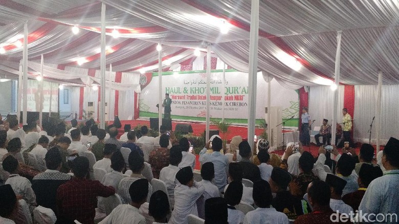 Saat Pimpinan Ponpes Kempek Bicara Periode Kedua Jokowi Saat Pimpinan Ponpes Kempek Bicara Periode Kedua Jokowi