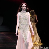 Sapto Djojokartiko menampilkan koleksi terbarunya dengan label Todjo di LAKME Trend Gala, Ballroom Rizt Calton Pasific Place, Jakarta. Rabu, 18/10/2017. [Foto: Mohammad Abduh/Wolipop]