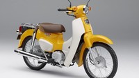 Pada bagian dapur pacunya, motor retro tersebut telah menggunakan PGM-FI Honda, dalam artian sudah sistem injeksi. Tenaganya pun telah disalurkan ke roda belakang melalui transmisi empat percepatan, sementara perangkat rem nya masih menandalkan teromol di kedua roda. Foto: dok. Honda