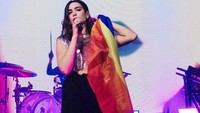 Di tengah aksinya, Dua Lipa mengibarkan bendera Prancis. Foto: Twitter