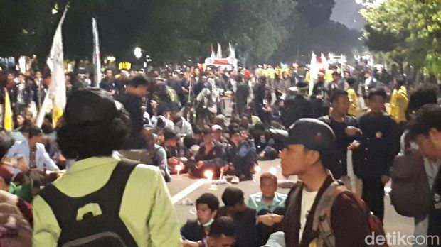 Massa mahasiswa belum membubarkan diri meski polisi sudah mengimbau karena sudah melewati batas waktu
