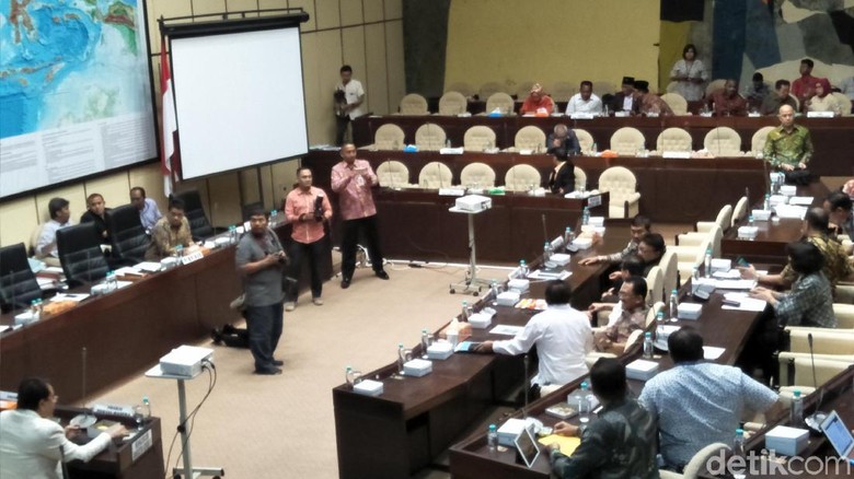 Pembacaan Sikap Fraksi di Komisi II soal Perppu Ormas Ditunda Pembacaan Sikap Fraksi di Komisi II soal Perppu Ormas Ditunda