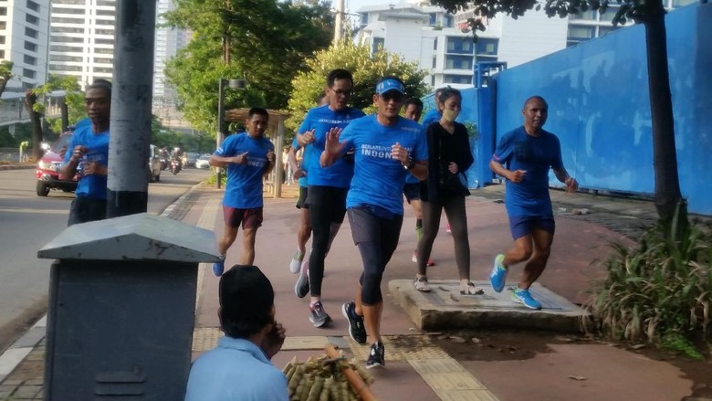 Lari ke Monas, Sandiaga Temukan Lebih dari 100 Lubang di Trotoar Lari ke Monas, Sandiaga Temukan Lebih dari 100 Lubang di Trotoar