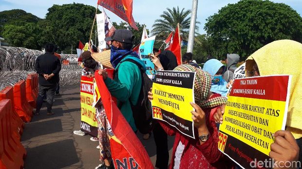 Mahasiswa yang demo di depan Istana Merdeka ada dalam barisan berbeda dengan massa buruh