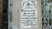 Batu penanda sejarah masjid. Di temboknya tertulis, kalau fondasi batu itu diletakkan pertama kali tahun 1915 oleh Nakoda Suleman Curimmahomed. Itu adalah tahun yang sama dengan waktu perluasan masjid (Randy/detikTravel)