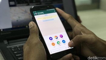 Tekan ikon lampiran diikuti dengan tombol Location. Foto: Adi Fida Rahman/detikINET