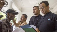 Hari ini, Anies menerima aduan warga saat masih bergaya sporty. Anies datang ke Balai Kota memakai kaos berkerah hitam, celana training, dan sepatu kets. (Foto: ANTARA FOTO/Galih Pradipta)