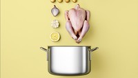 Mikkel memilih latar foto berwarna kontras sehingga bahan penyusun resep terlihat jelas. Kalau ini resep sup ayyam yang dibuat dengan tambahan kentang dan bacon. Foto: Mikkel Jul Hvilshoj