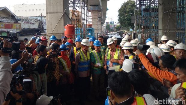 Anies dan Sandiaga tinjau proyek MRT / 