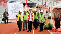 Setelah bersertifikat, para tenaga kerja konstruksi ini mendapatkan manfaatnya antara lain pengakuan dan perlindungan hukum atas profesinya, besaran gaji atau upah yang lebih besar dari mereka yang belum bersertifikat serta mendapatkan jaminan asuransi kesehatan. Pool/Kementerian PUPR.