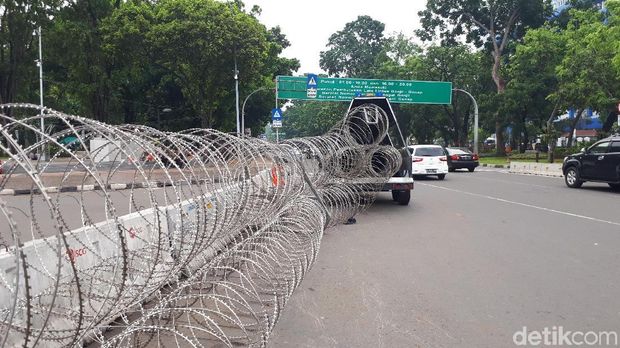Kawat berduri mulai dipasang terkait demo 3 tahun Jokowi-JK di depan Istana Merdeka