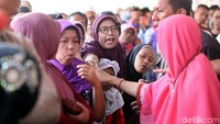 Antrean yang tidak tertib membuat seorang warga marah.