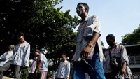 Sebelumnya aksi ini dilakukan oleh mereka dengan berjalan kaki dari Bandung menuju Jakarta sejak 13 Oktober 2017 lalu.