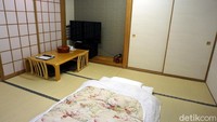 Foto: Pernah nonton film kartun Doraemon? Di sini diceritakan Nobita dan Doraemon tinggal di kamar dengan gaya tradisional Jepang. Kamar ini biasanya ditemui di dalam Ryokan, atau penginapan bergaya tradisional Jepang. Kamar dilengkapi dengan Tatami alias tikar dari jerami dan kasur lantai. (Wahyu/detikTravel)