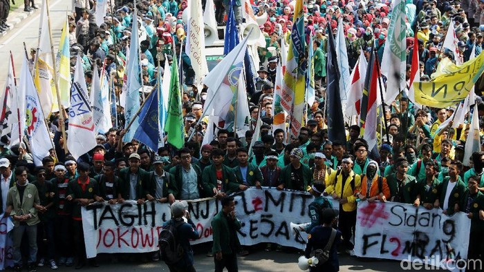 Massa yang tergabung dari mahasiswa dan buruh melakukan aksi Long march dari Patung Kuda menuju Istana Negara, Jakarta, Jumat (20/10/2017).