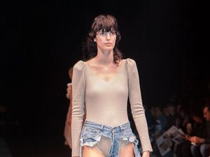 Jeans Compang-camping Eksis di Fashion Week Tokyo, Berani Pakai?