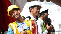 Jokowi melihat proses Sertifikasi Tenaga Kerja Konstruksi di Stadion Utama Gelora Bung Karno, Jakarta, Kamis (19/10). Pool/Kementerian PUPR.
