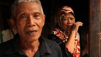 Ya, berusia 77 tahun, Yaya tinggal bersama istrinya Sutinah. Mereka tinggal di dalam sebuah rumah sederhana. Stefano Romano/Laskar Kampungku.