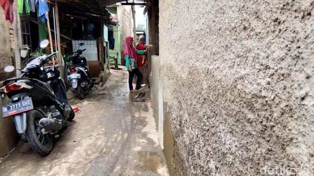 Banjir Surut, Warga Bersih-bersih Rumah dari Lumpur