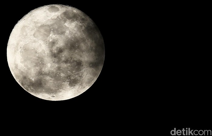 Terang Bulan di langit Jakarta di bulan oktober