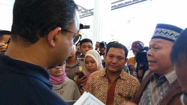 Anies menerima pengaduan warga.