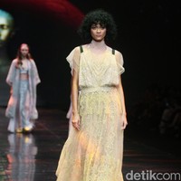 Sapto Djojokartiko menampilkan koleksi terbarunya dengan label Todjo di LAKME Trend Gala, Ballroom Rizt Calton Pasific Place, Jakarta. Rabu, 18/10/2017. [Foto: Mohammad Abduh/Wolipop]