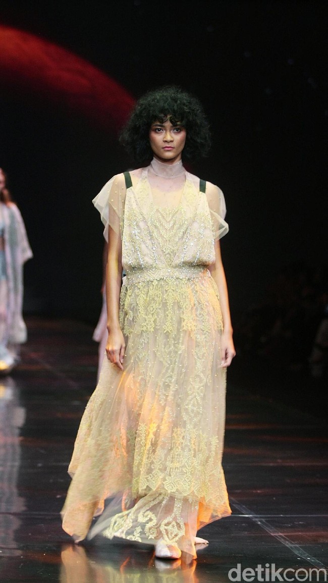 Sapto Djojokartiko menampilkan koleksi terbarunya dengan label Todjo di LAKME Trend Gala, Ballroom Rizt Calton Pasific Place, Jakarta. Rabu, 18/10/2017. [Foto: Mohammad Abduh/Wolipop]